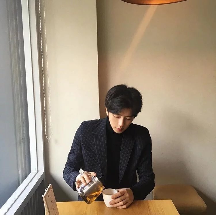 荣秀冠眉